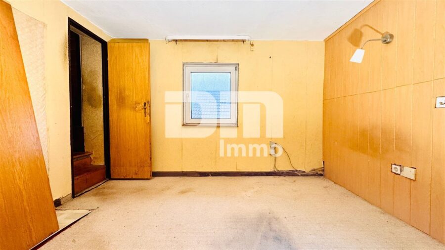 Sanierungsbedürftiges Einfamilienhaus + Doppelgarage mit viel Potenzial - OG Kinderzimmer